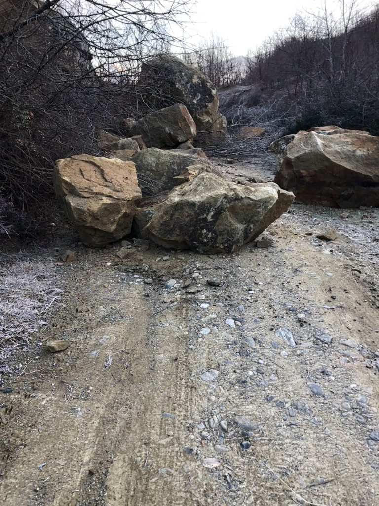 Mat/ Bllokohet rruga e fshatit Batër e Vogël, një masiv gurësh e bëjnë të pakalueshme 1 WhatsApp Image 2024 01 24 at 08.17.31