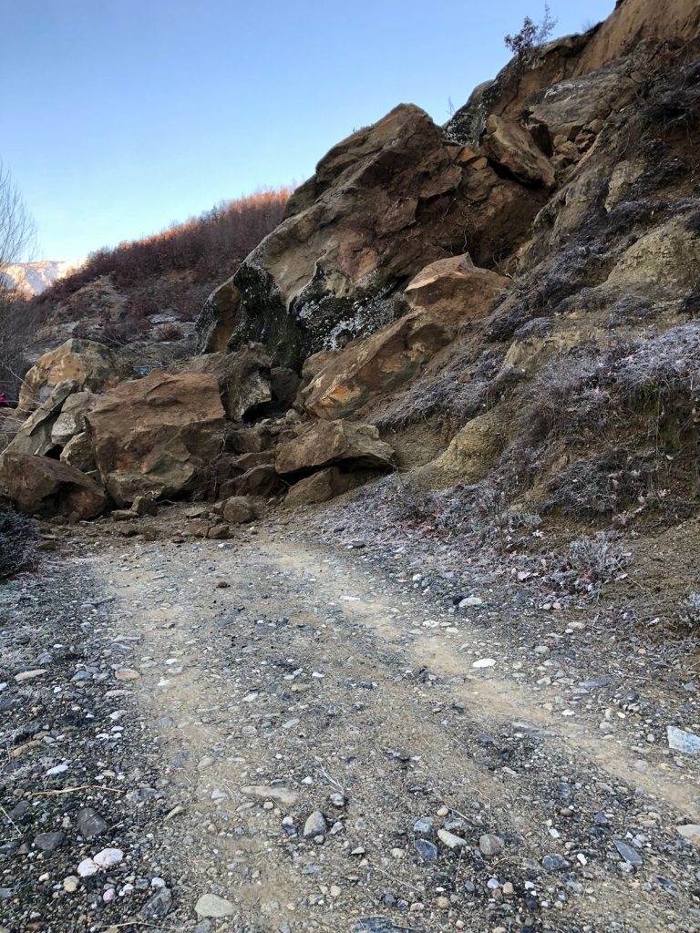 Mat/ Bllokohet rruga e fshatit Batër e Vogël, një masiv gurësh e bëjnë të pakalueshme 4 WhatsApp Image 2024 01 24 at 08.17.32