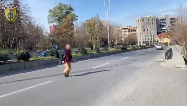 Pamjet se si këmbësorët shkelin rregullat në kryeqytet duke u kthyer në burim aksidenti balla1 3 640x363 1
