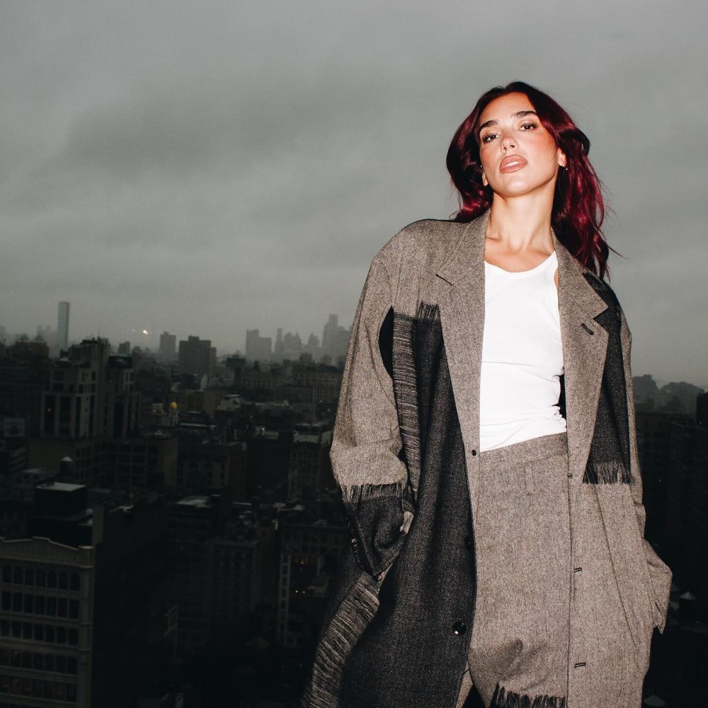 Dua Lipa thyen rekord, artistja e vetme në botë që ka tri këngë me nga dy miliardë dëgjime në Spotify duha3