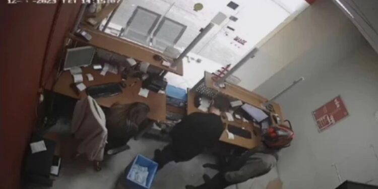 VIDEO/ Arrestohen shqiptarët në Greqi, momenti kur grabisin zyrën postare grabitje 750x375 1