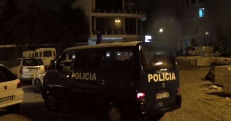 Policia e Krujës dhe FNSH ngrenë postblloqe në hyrje të qytetit dhe në akset kombëtare policia naten shqiperi 620x330 840x440 770x403 1