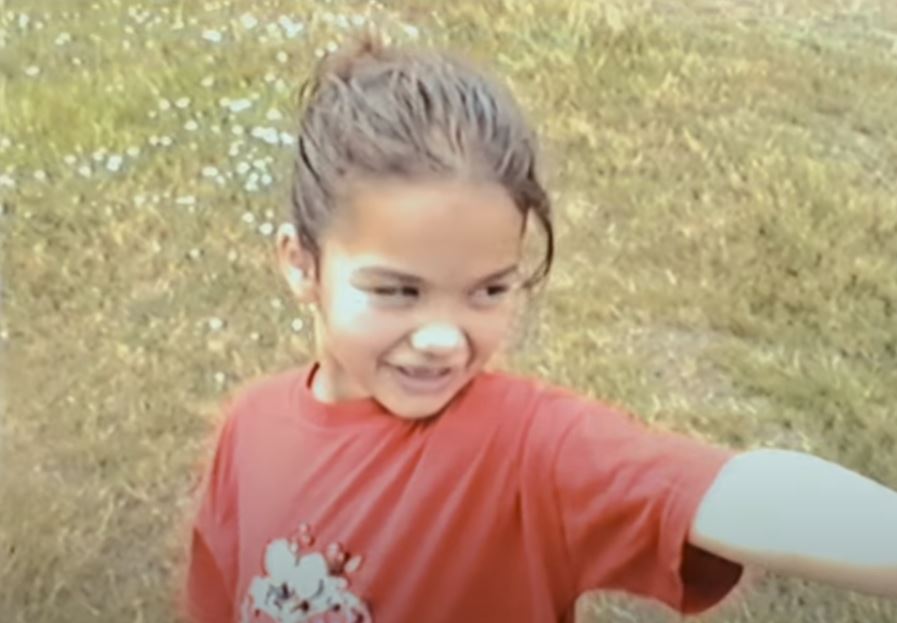 Rita Ora publikon këngën e re me filmime nga fëmijëria e saj rita ora