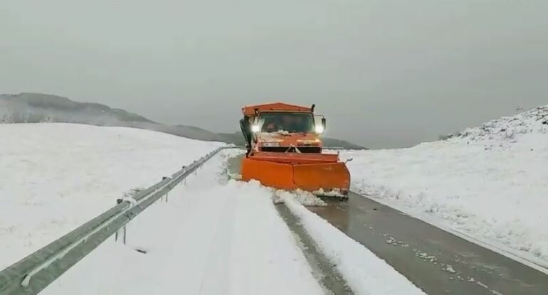 Juglindja përfshihet nga reshjet e dëborës, preken disa akse rrugore pranë Maliqit sdafsdafsdaf 770x415 1