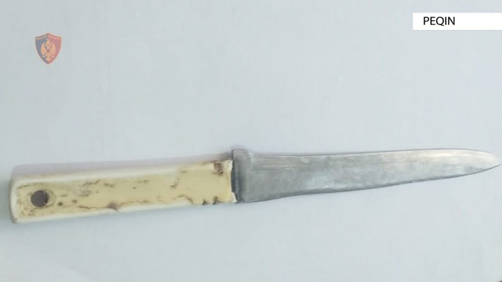 Dhunon gruan dhe vjehrrën, kapet 40-vjeçari. I gjendet edhe një thikë thike