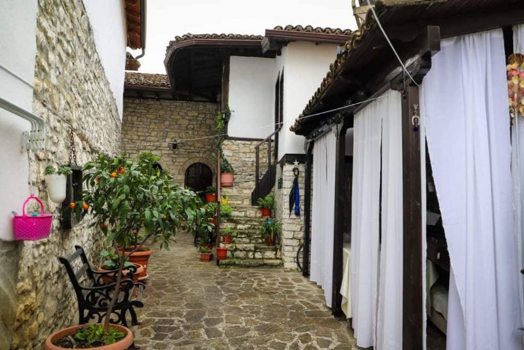Rama: Bujtina në Mangalem, banesa e rrallë karakteristike që mirëpret turistë vendas e të huaj 1 99