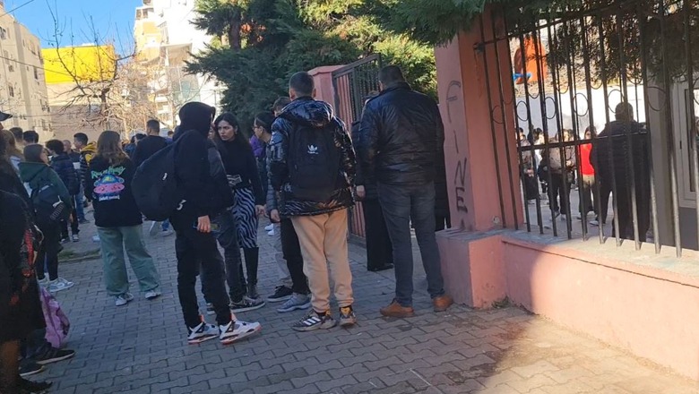FOTO/ Shkëndijë elektrike në një shkollë! Alarmohen nxënësit, pezullohet mësimi 1 1707902637 zjarr