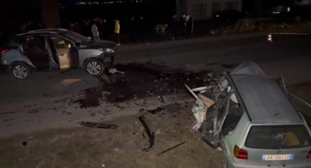 VIDEO/ Makinat përplasen “kokë më kokë” në Korçë, 1 viktimë dhe 4 të plagosur 5454545787 768x416 2 640x347 1