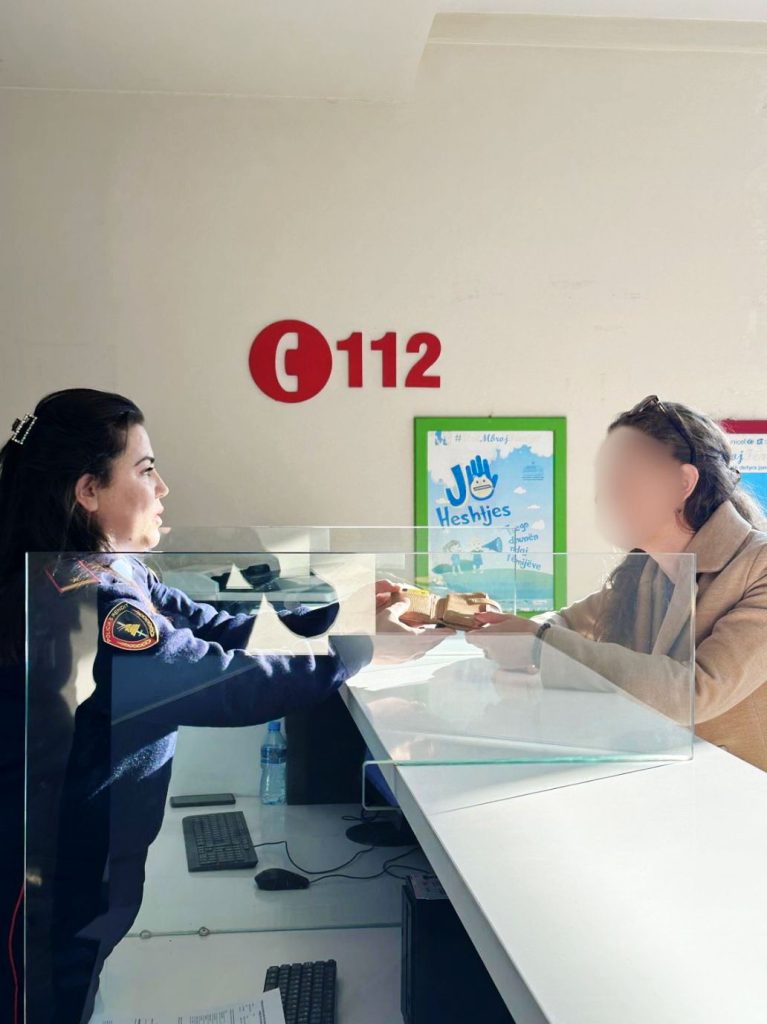 Policia e Tiranës gjen portofol me para, ia kthen gruas që i kishte humbur 1 65d31d99f16bdtr