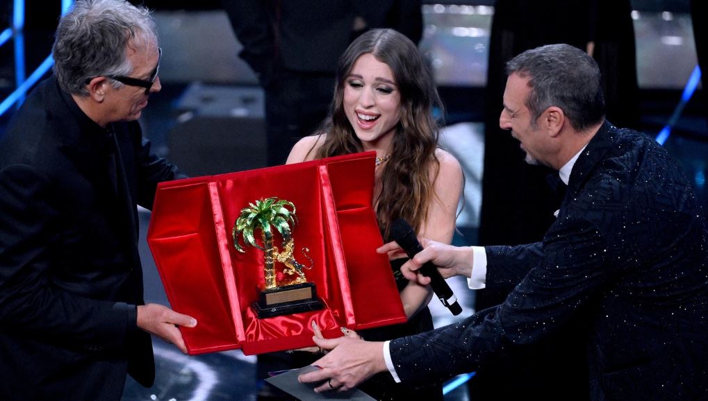 VIDEO/ Sanremo 2024, pas 10 vitesh fiton një grua. Triumfon ”vajza e artit”, 22-vjeçarja Mango Capture 8