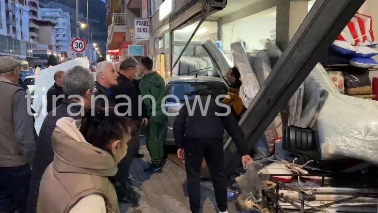 Aksident i pazakontë në Lezhë, shoferja humb kontrollin e makinës dhe përfundon në një dyqan dyshekësh DeWatermark.ai 1709139526701