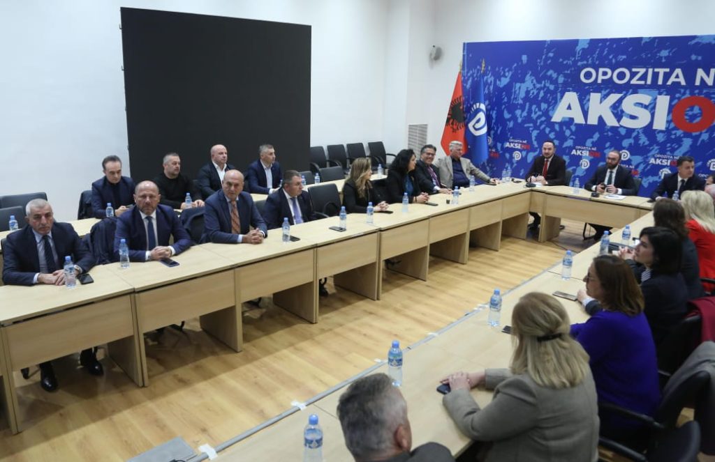 Vizita e Blinken, grupi i PD vendos ”armëpushim” në Kuvend. Do të shmanget përplasja me Gardën Grupi PD mbledhja selia PD Rithemelimi bardhi Noka Salianji takimi bashkimi opozita 22