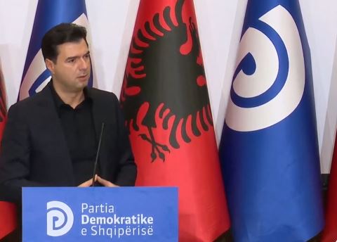 Basha “thumbon” deputetët e ‘Rithemelimit’: Janë në një mendje me Ramën, po e ndihmojnë atë për… IMG 9116