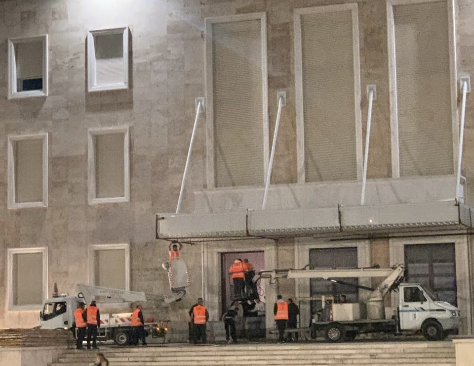 FOTOLAJM/ Nis ‘fortifikimi’ i Kryeministrisë para protestës së opozitës nesër IMG 9532