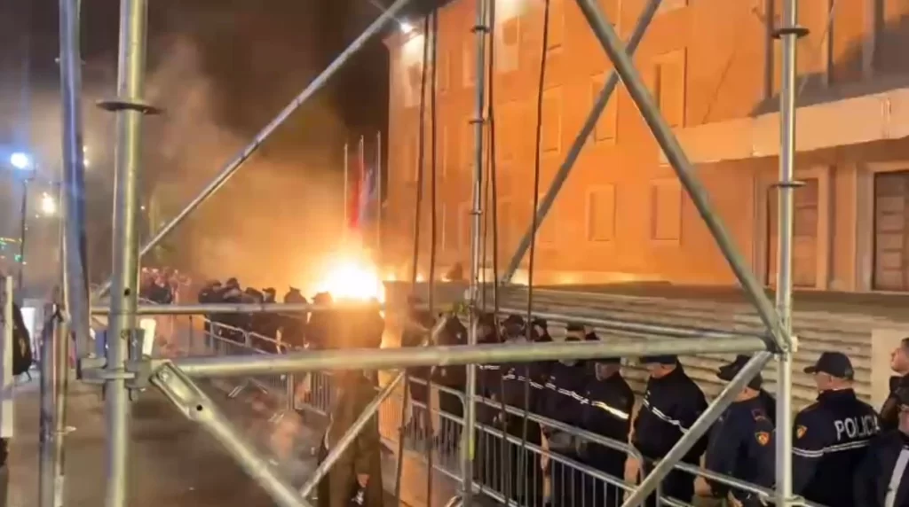 Protestuesit hedhin molotov drejt Kryeministrisë. Rrëzohen barrierat metalike, i afrohen kordonit të Policisë IMG 9550