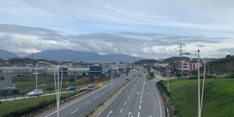 Nis “çlirimi” i hapësirave në rrugët kombëtare – Sipas ligjit, çdo biznes duhet të jetë 1 km larg rrugës kryesore autostrada tirane durres 765x383 1