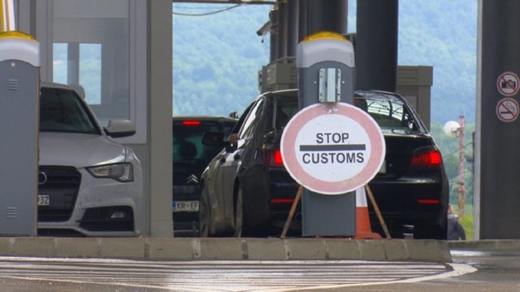 Autoritetet në Kosovë ndalojnë në kufi hyrjen e dinarëve serb dinaret
