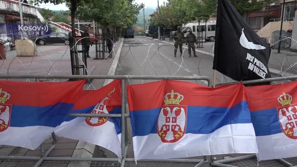 FOTO/ Fletushka kërcënuese në gjuhën serbe për Kurtin dhe Policinë e Kosovës lfl5dnmyacpvuqqn8xyw