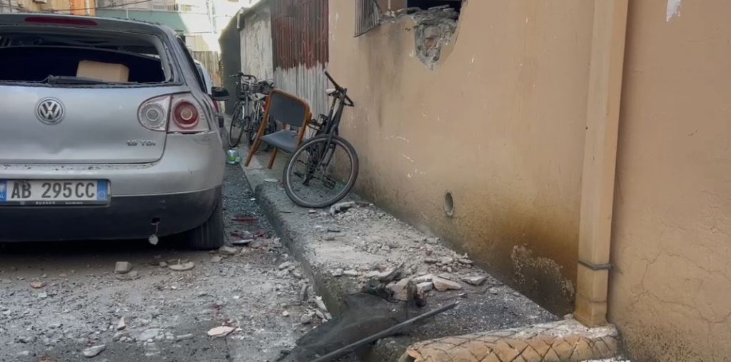 FOTO/ Tritol banesës së Ilir Koçiljas, dëme të mëdha nga shpërthimi. Vrau fqinjin me thikë 2 shprtyhim