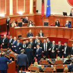 Protestuesit e opozitës përplasen me policinë para Parlamentit 4 tensionet brenda kuvendit