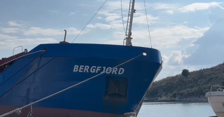Po transportonte skrap drejt Turqisë, anija shqiptare përplaset me shkëmbinjtë dhe ankorohet në Sarandë transportonte skrap 1