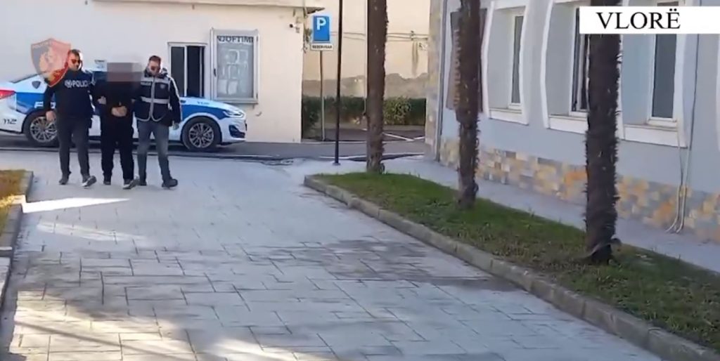 EMRI/ Do t’i publikonte fotot intime një gruaje nëse nuk i jepte para, arrestohet 42-vjeçari vlore