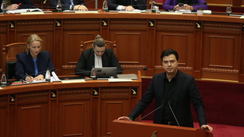 Basha nis kaosin, kryeparlamentarja Nikolla e përjashton nga seanca, ndodh për herë të parë në 19 vite si deputet 1711013993 WhatsAppImage20240321at10.32.12