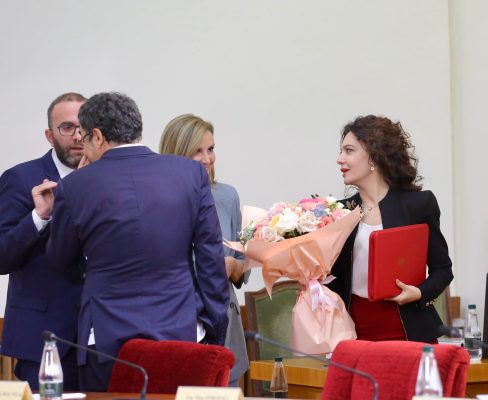 Ministrja Spiropali feston sot 41-vjetorin e lindjes, surprizohet nga kolegët, i dhurojnë lule 1 431946537 966662094826225 8255755164709076951 n 488x400 1