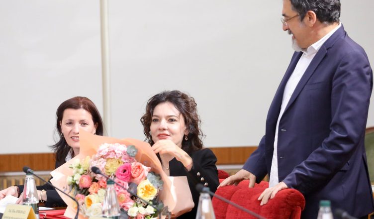 Ministrja Spiropali feston sot 41-vjetorin e lindjes, surprizohet nga kolegët, i dhurojnë lule 432768659 966662028159565 4750291542496003192 n 752x440 1