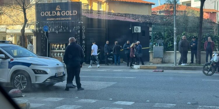 Grabitet argjendaria gjatë natës në Rrugën e Dibrës në Tiranë, autorët ende në arrati 4476c490 98a8 4901 a4d8 0a75289b2aed 750x375 1