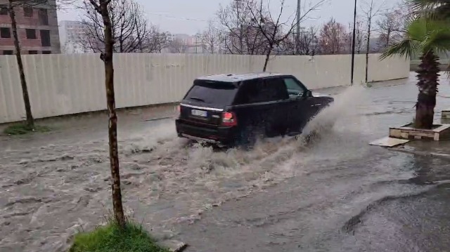 Reshje dhe stuhi shiu, përmbyten rrugët në Durrës 80e72a91edff43e7a5481d23836d3922