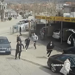 VIDEO/ Momenti kur 4 persona dhunojnë me shkopinj një 30-vjeçar në servisin e makinave në Korçë 1 854 1
