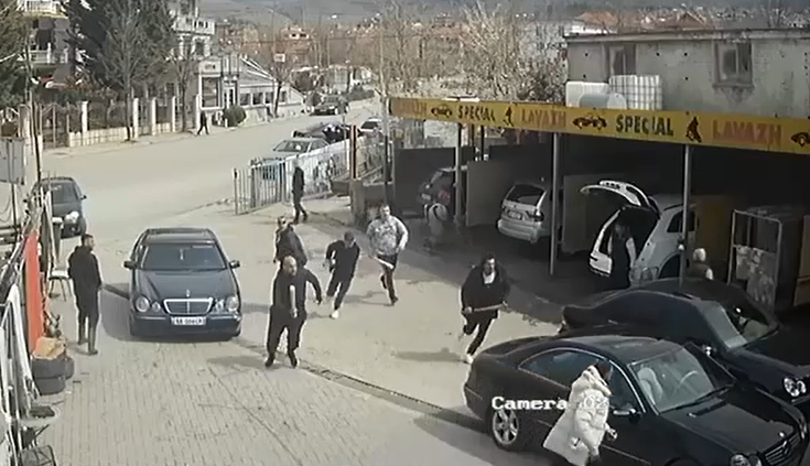 Emrat/ Dhunuan me shkopinj 30-vjeçarin në Korçë, vetëdorëzohen në polici 4 autorët 854 1