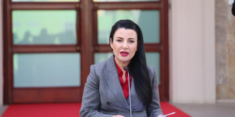 Ushtarët ukrainas do të trajnohen në bazën ajrore në Kuçovë? Balluku: Shqipëria i ka kapacitetet 900 0 1709725563x1a3e22a7 ec09 485c 93fb 5d49ed7b00d4 813 750x375 1