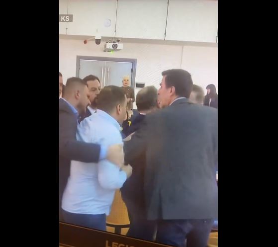 VIDEO/ Plas sherri, deputetët përplasen fizikisht me njëri-tjetrin Capture 19