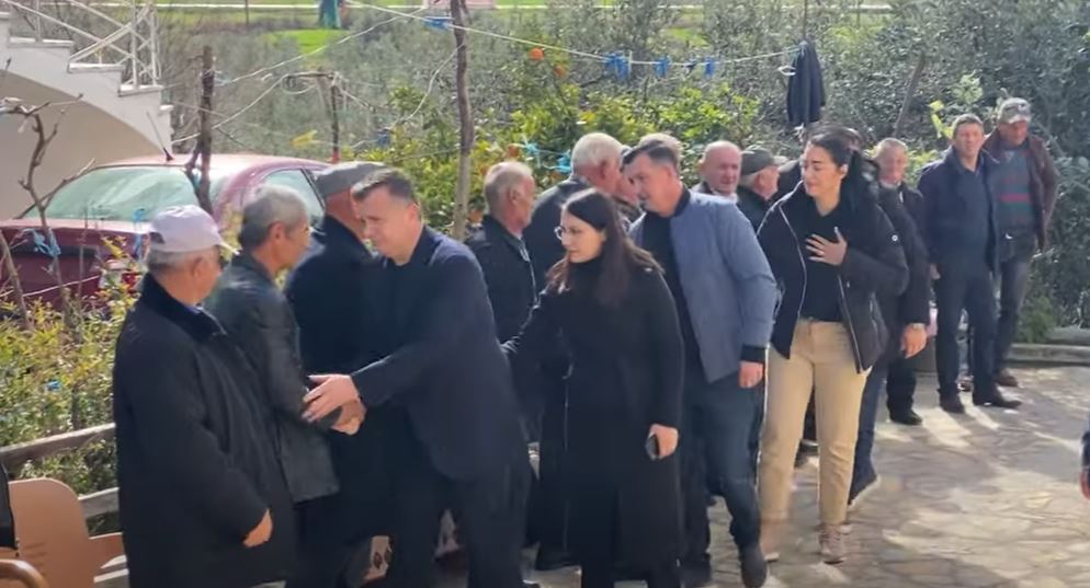 Përcillen në banesën e fundit babë e bir, ministri Balla shkon për ngushëllime në familjen Hoxha Capture 2