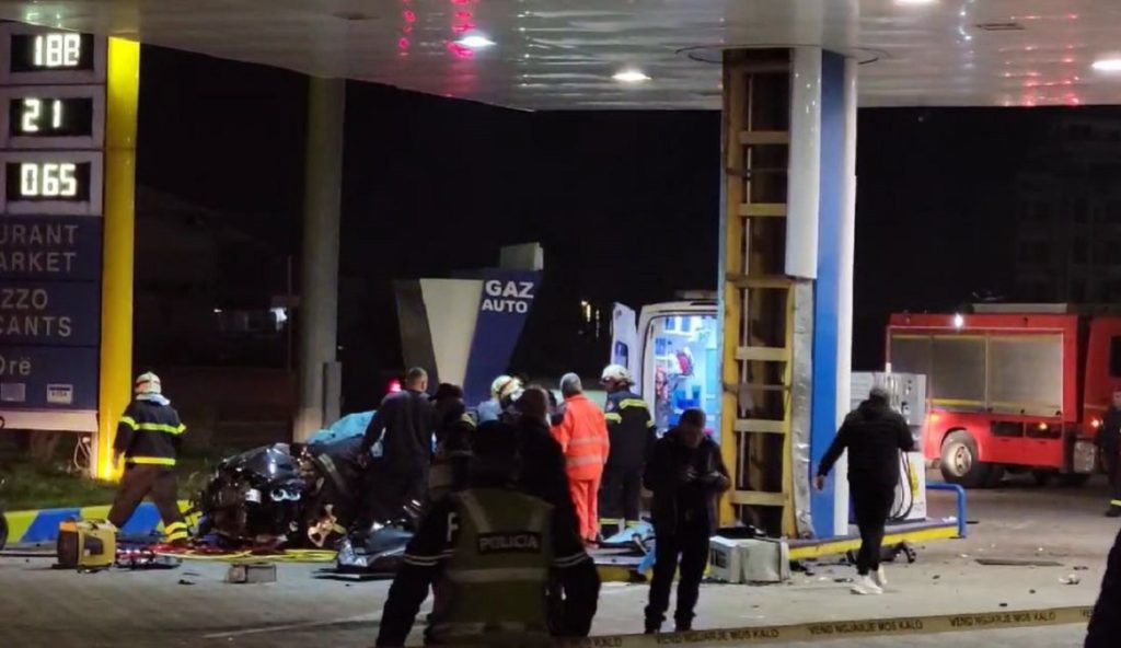Durrës/ Makina shkakton aksident në pikën e karburantit, 2 persona në gjendje kritike Durres1 21