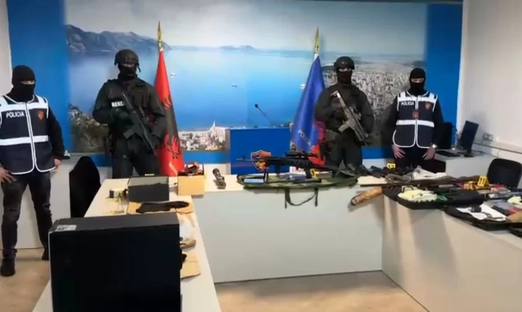 Policia zbulon arsenal armësh në Vlorë. Snajper, kallashnikovë dhe targa të vjedhura IMG 9968