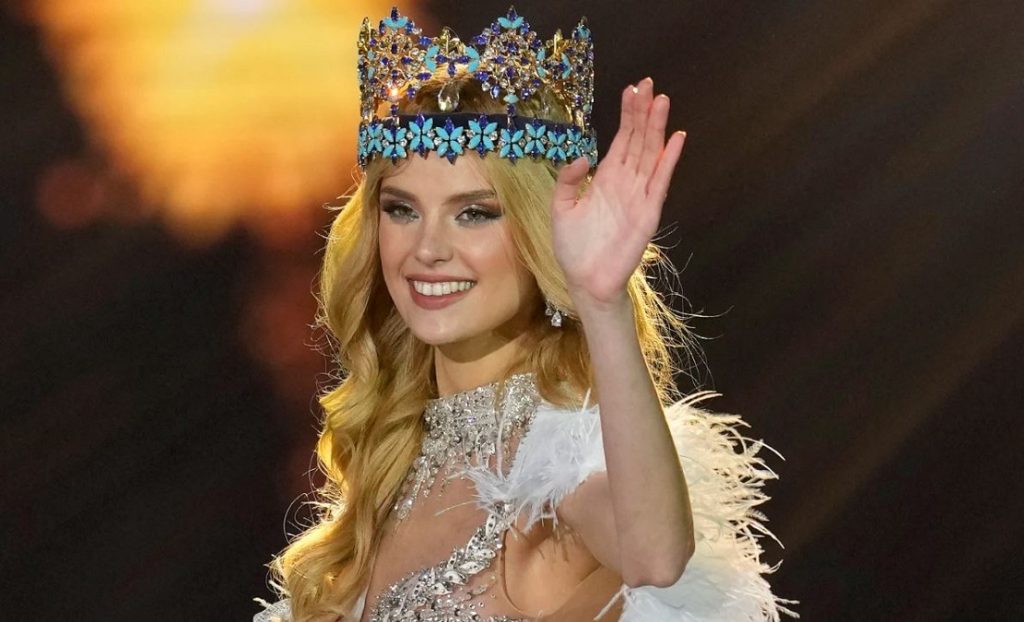 Krystyna Pyszková nga Republika Çeke kurorëzohet Miss Bota 2024 Miss Bota111