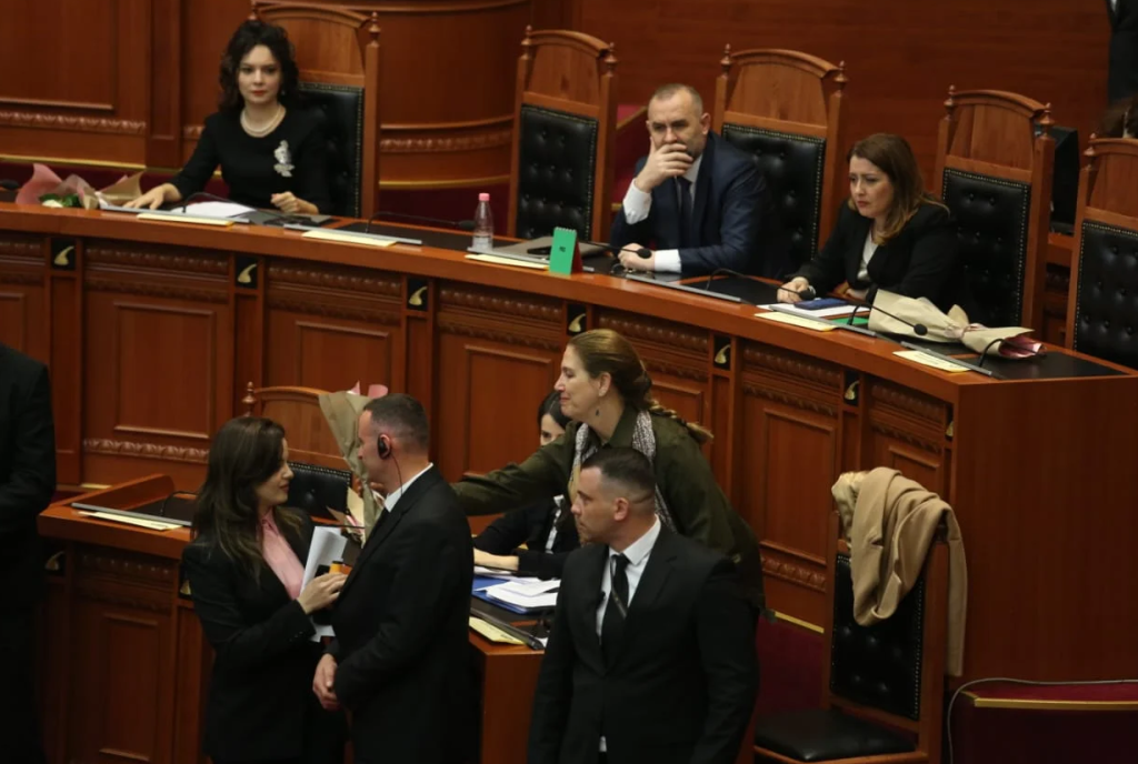FOTO/ Buqeta me lule për deputetet, Alibeaj në harmoni me Xhafajn. Ja çfarë ndodhi në seancën plenare 4 Screenshot 2024 03 07 121007