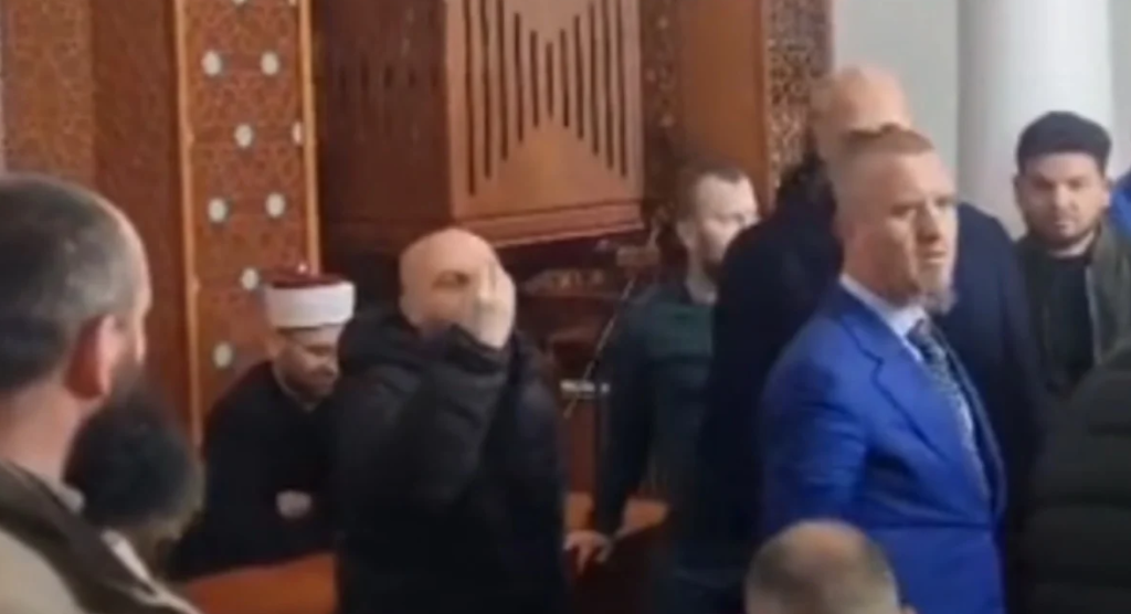 VIDEO/ ”Asnjë denoncim për Palestinën”, sherr në xhaminë ”Dine Hoxha”. Besimtarët akuza për gylenistë e pushtues Screenshot 2024 03 15 123503