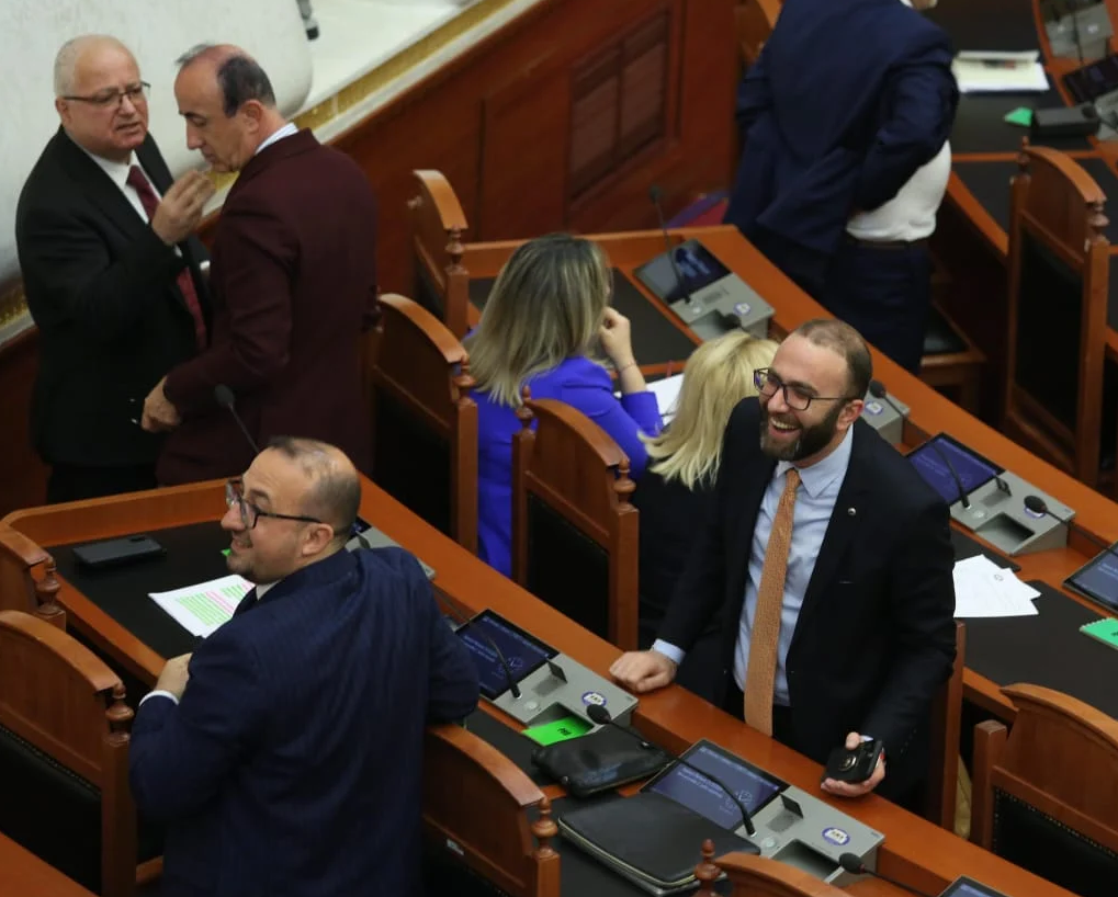 FOTO/ Majko i shkon Gjekmarkajt te karrigia, Basha i kërkon Tabakut t’i hapë rrugën. Çfarë nuk u kap nga kamerat 3 Screenshot 2024 03 21 130921