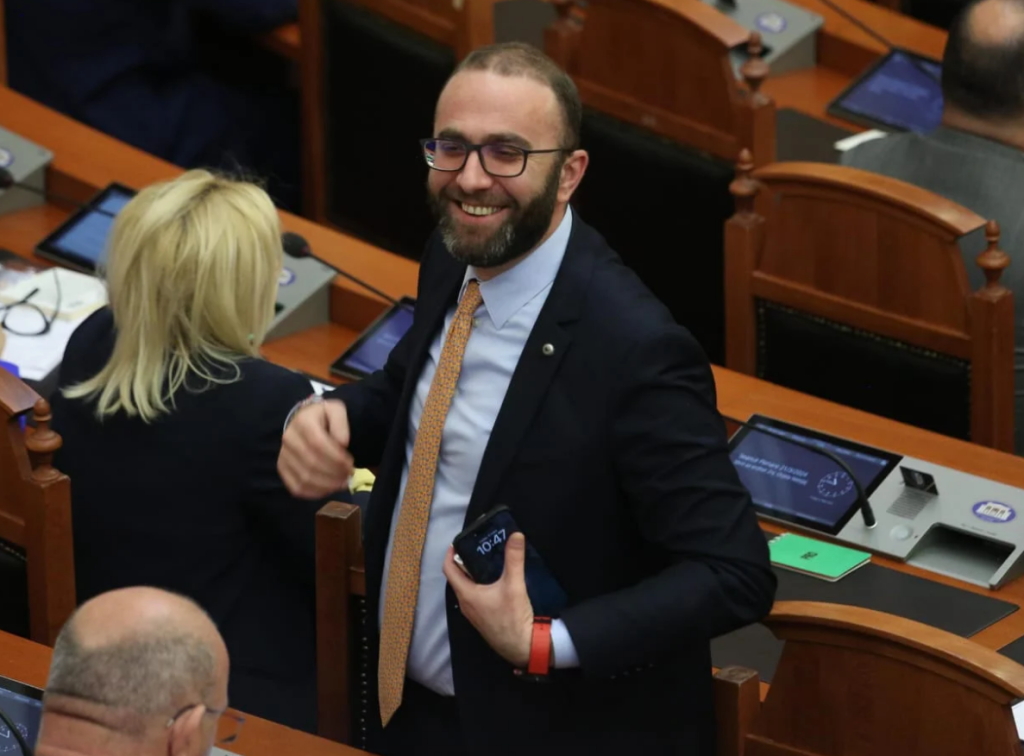 FOTO/ Majko i shkon Gjekmarkajt te karrigia, Basha i kërkon Tabakut t’i hapë rrugën. Çfarë nuk u kap nga kamerat 4 Screenshot 2024 03 21 130927