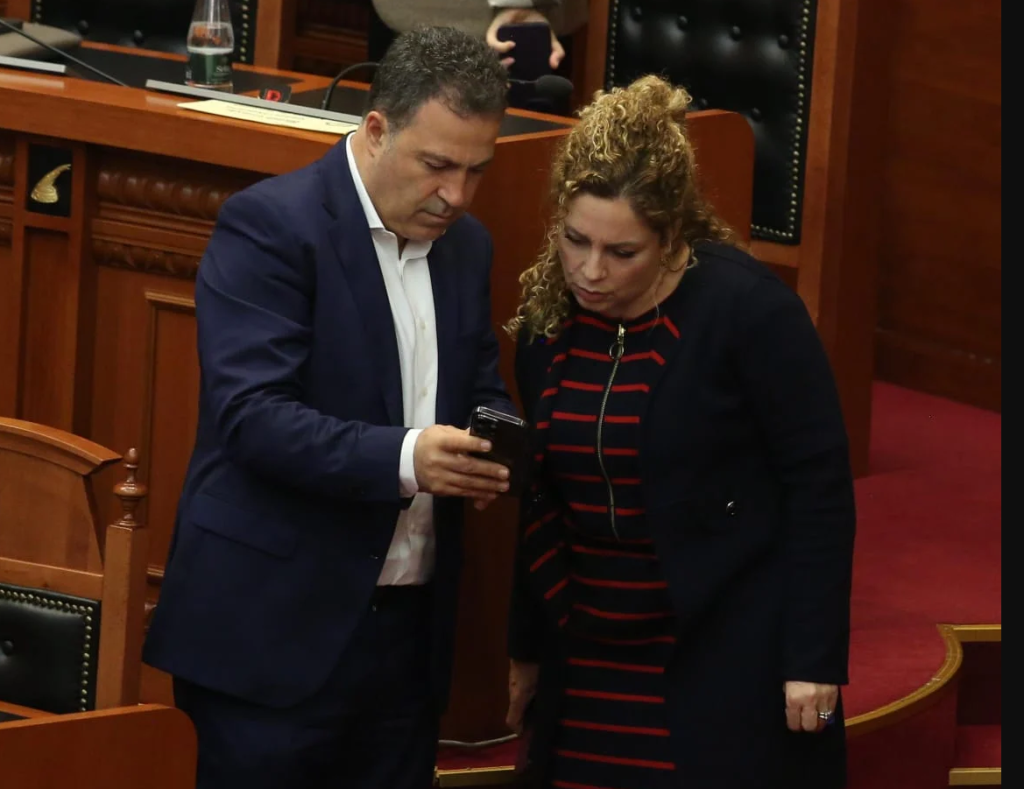 FOTO/ Majko i shkon Gjekmarkajt te karrigia, Basha i kërkon Tabakut t’i hapë rrugën. Çfarë nuk u kap nga kamerat 5 Screenshot 2024 03 21 130934