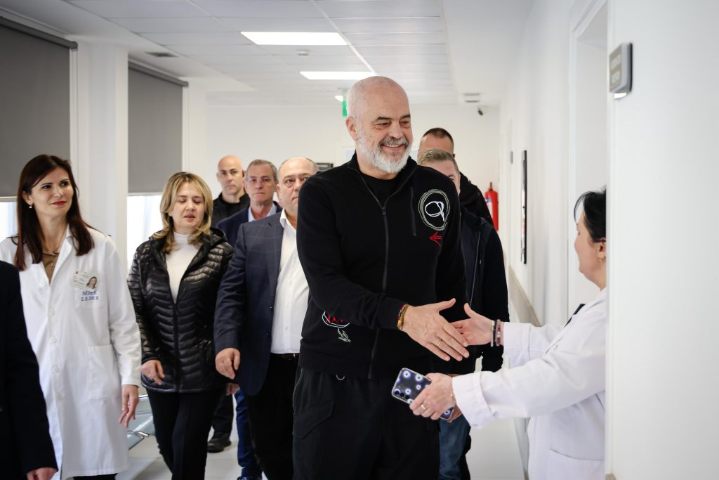 FOTO/ Rama dhe Koçiu në godinën e re të Poliklinikës së Specialiteteve në Elbasan: Do rrisim pagat e infermierëve 1 WhatsApp Image 2024 03 02 at 15.06.19