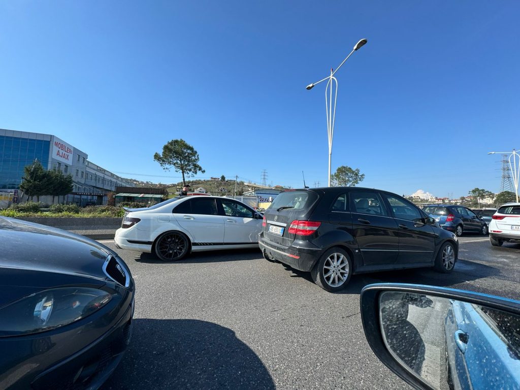 Fotolajm, 6 makina përplasen në Tiranë 1 WhatsApp Image 2024 03 17 at 11.28.44 2