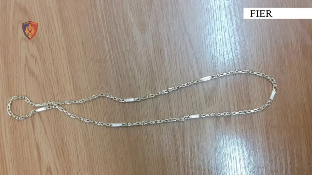 Grabitet argjendaria në Fier/ Arrestohet 35-vjeçari, policia i gjen në shtëpi varëse floriri fff sd 6
