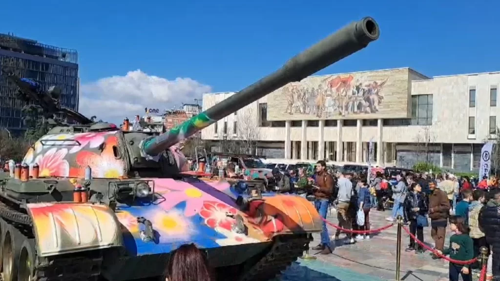 Çfarë po ndodh në Tiranë? Tanku zbret në Sheshin Skënderbej lsa sd
