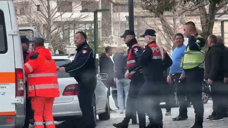 Plas sherri mes taksixhinjve në Vlorë, raportohet për disa të plagosur policia sherr ambulance