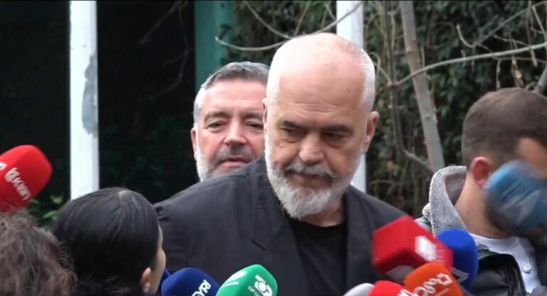 VIDEO/ ”Ju lutem mos më prekni më”, Edi Rama replikon ashpër me gazetaren dhe e prek në faqe rama333 770x417 1